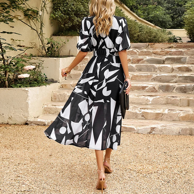 Sophie | Blumengemustertes Midikleid mit Smock und Eleganz