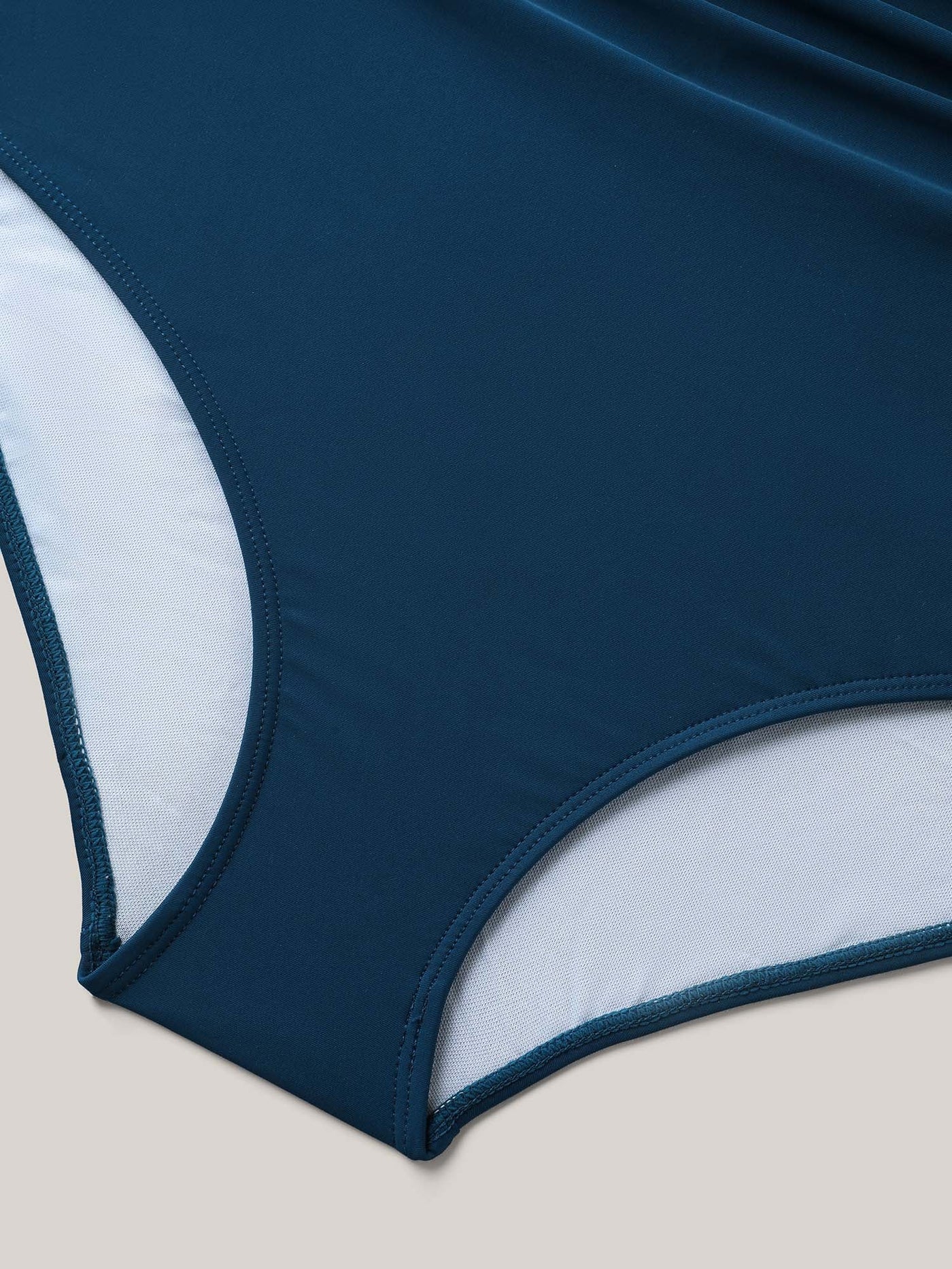 AquaWrap™ – Einfarbiger Einteiler-Badeanzug mit Wickelausschnitt und Gürtel