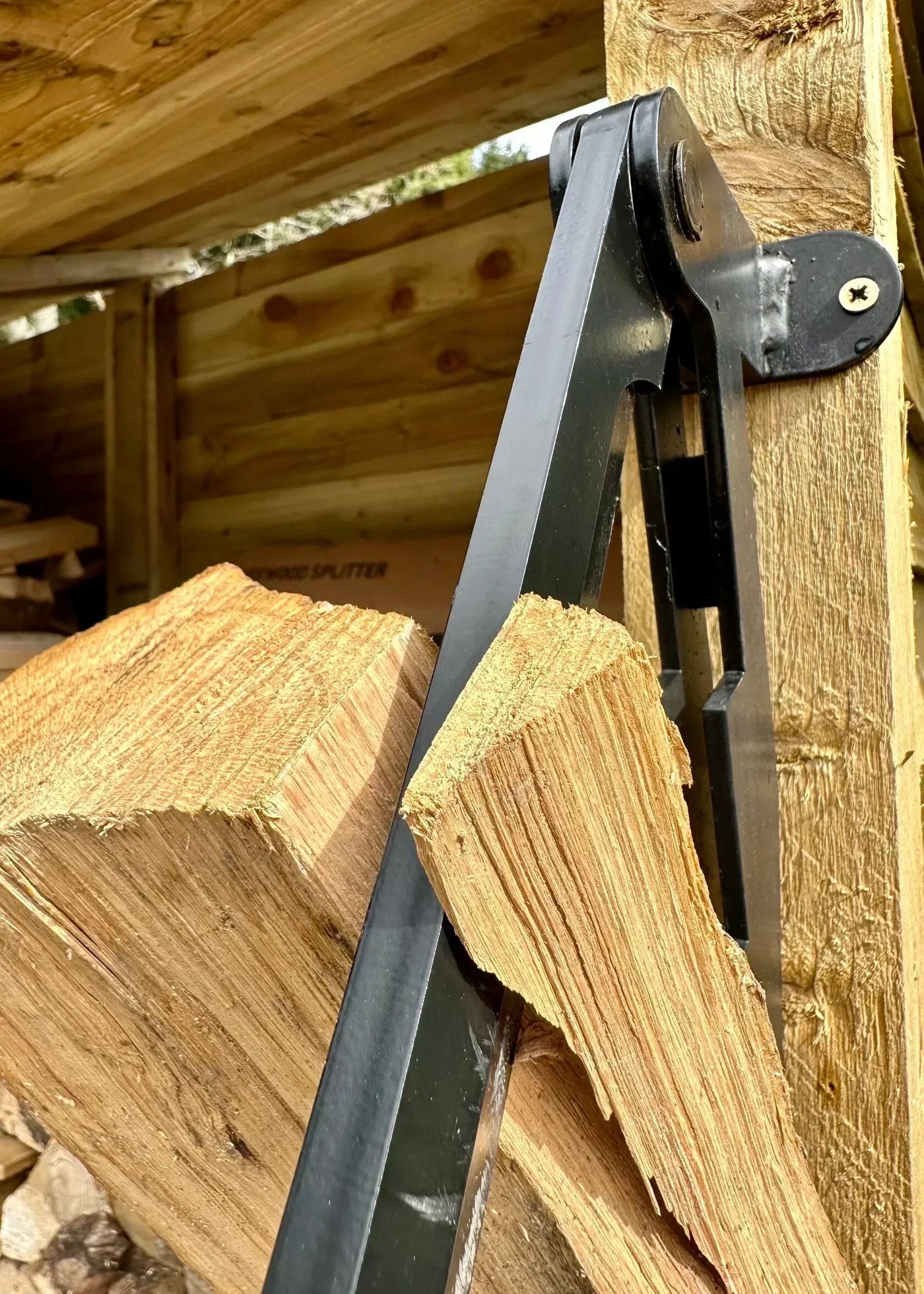 WoodSplitter™ – Wandmontierter Holzspalter