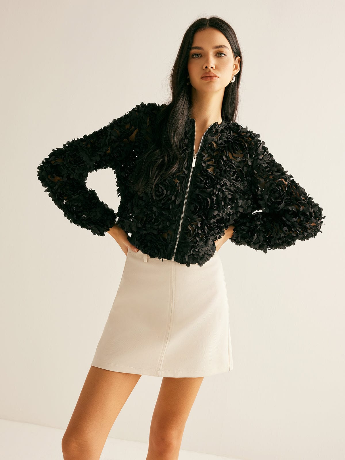 Sabine | Schwarzer Blazer mit Blumenstruktur und Reißverschluss in kurzer Passform