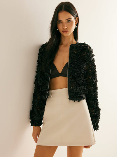 Sabine | Schwarzer Blazer mit Blumenstruktur und Reißverschluss in kurzer Passform