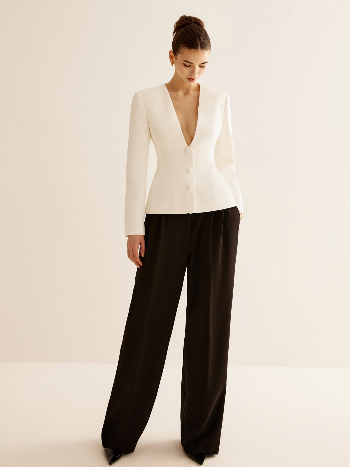 Ingrid | Damen Blazer mit Knöpfen und tiefem V-Ausschnitt