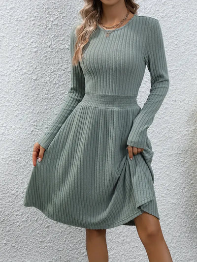 Elegantes Strickkleid mit Taillenraffung – Crew-Neck, Knielang