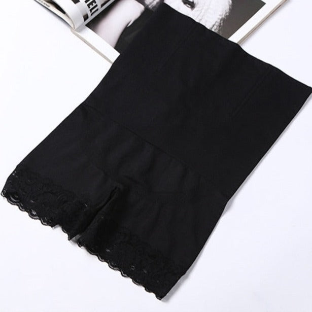 Formende Shorts mit Spitze