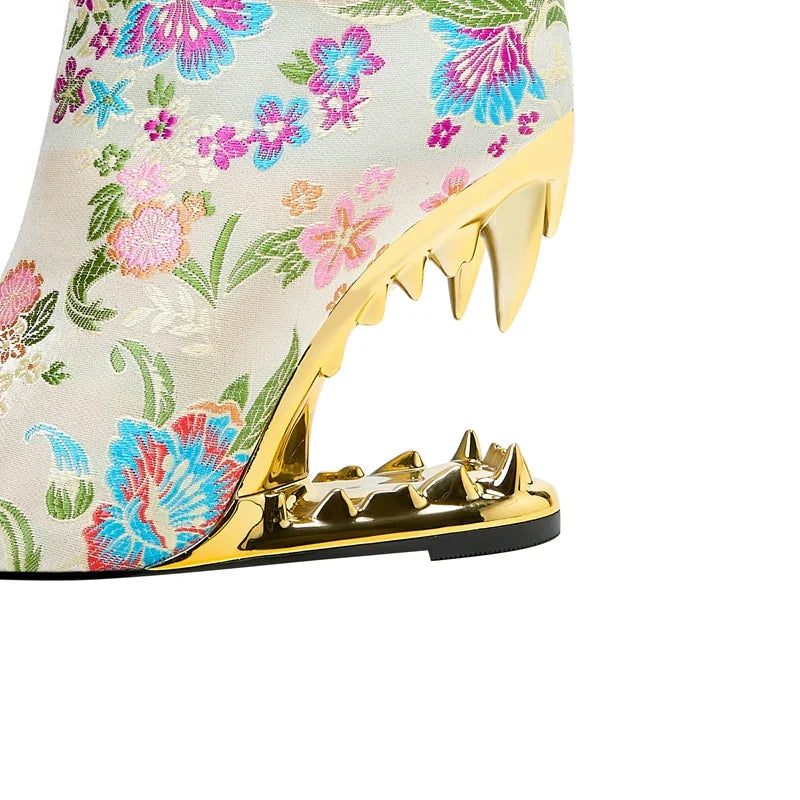 Luna – Damen Stiefel mit besticktem Blumenmuster und Wolfszähnen