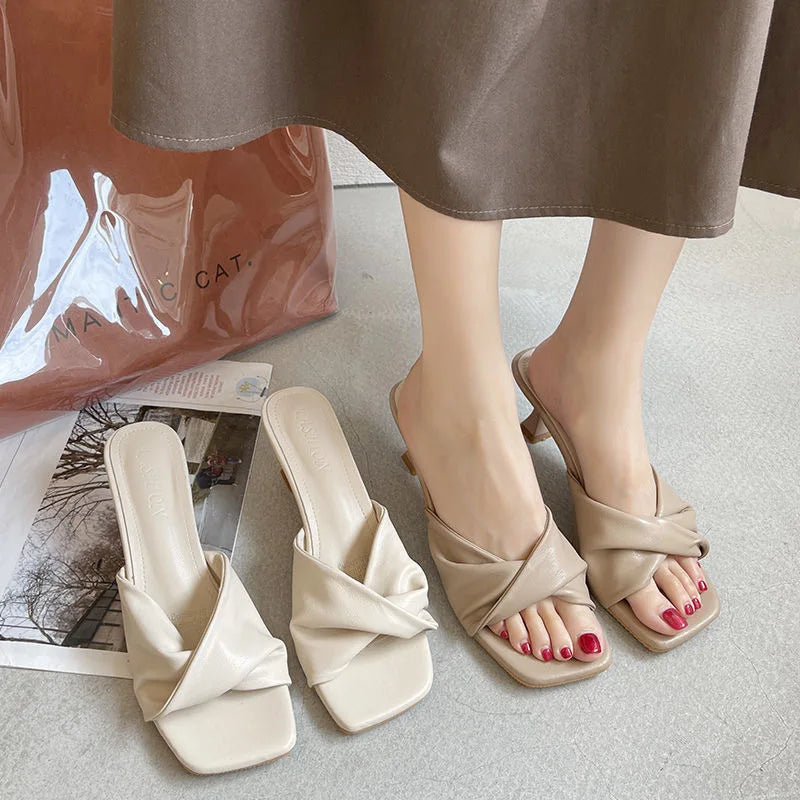 Zaida | Lässige Absatzsandalen - Gedrehter Riemen
