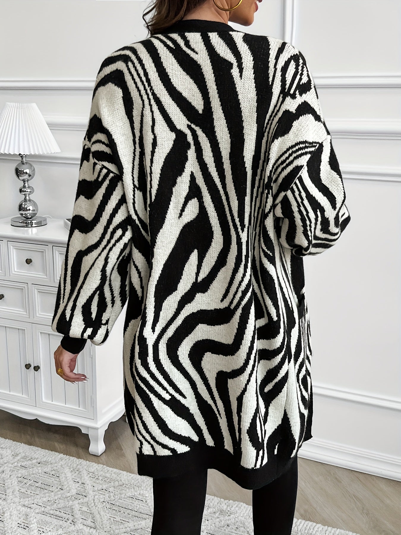 Lucia – Elegante Zebra-Streifen Drop Shoulder Strickjacke für Damen